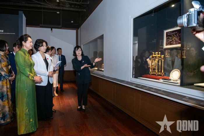  Phu nhân Nguyễn Thị Thanh Nga và Phu nhân Cho Mi-seon cùng tham quan các khu trưng bày trong Bảo tàng Quốc hội Hàn Quốc.  