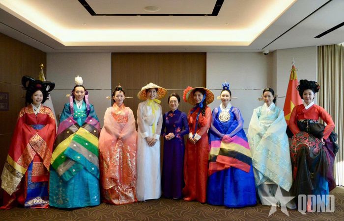 Phu nhân Nguyễn Thị Thanh Nga chụp ảnh lưu niệm với các nghệ nhân Hàn Quốc. 