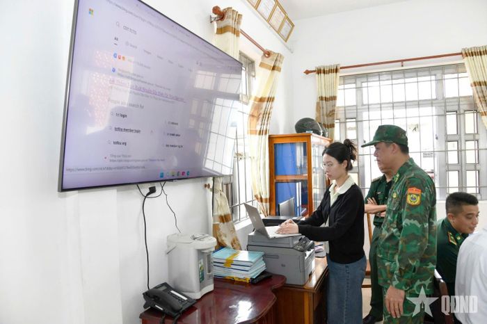 Đoàn công tác Bộ Quốc phòng kiểm tra công tác chống khai thác IUU tại Trạm kiểm soát Biên phòng Sông Đốc (Đồn Biên phòng Sông Đốc). 