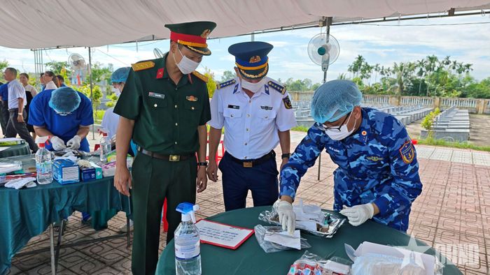Cán bộ, nhân viên Vùng Cảnh sát biển 2 tham gia thực hiện "Chiến dịch 500 ngày đêm" tại Quảng Ngãi. 