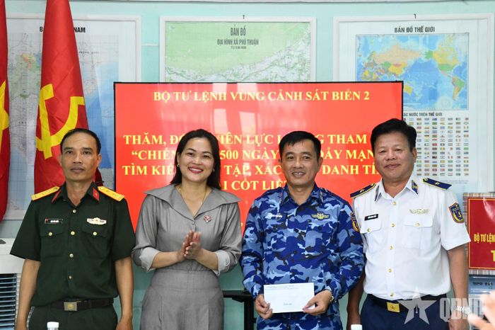 Thiếu tướng Trần Quang Tuấn, Tư lệnh Vùng Cảnh sát biển 2 (ngoài cùng, bên phải) thăm, động viên lực lượng tham gia ''Chiến dịch 500 ngày đêm” trên địa bàn TP Đà Nẵng.