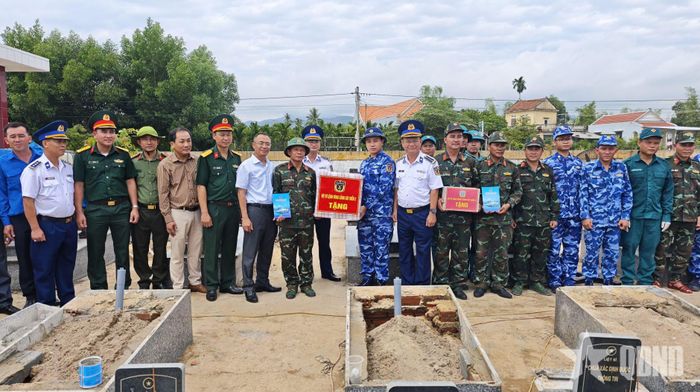 Đại tá Lê Huy, Chính ủy Vùng Cảnh sát biển 2 (thứ 8 từ phải sang) cùng đoàn công tác tặng quà động viên cán bộ, chiến sĩ Đội lấy mẫu số 4. 