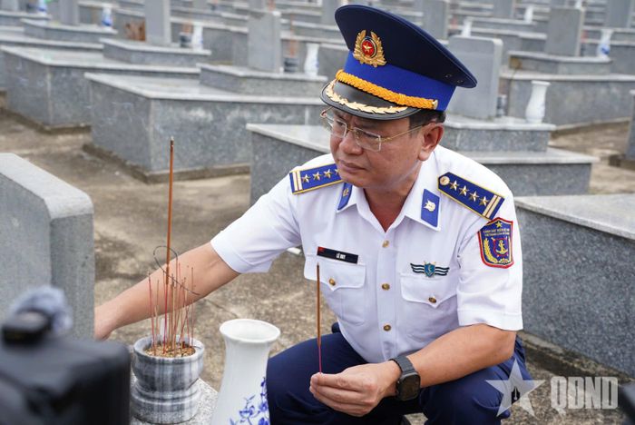  Đại tá Lê Huy thắp hương tưởng niệm các liệt sĩ tại Nghĩa trang Liệt sĩ Đức Lân, Quảng Ngãi.