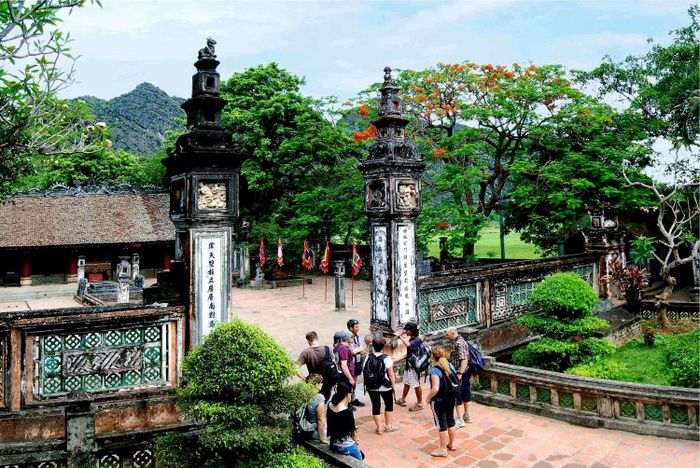 Khách du lịch quốc thế tham quan Đền thờ Vua Đinh Tiên Hoàng, phường Tây Hoa Lư, tỉnh Ninh Bình. Ảnh: PHẠM THỦY