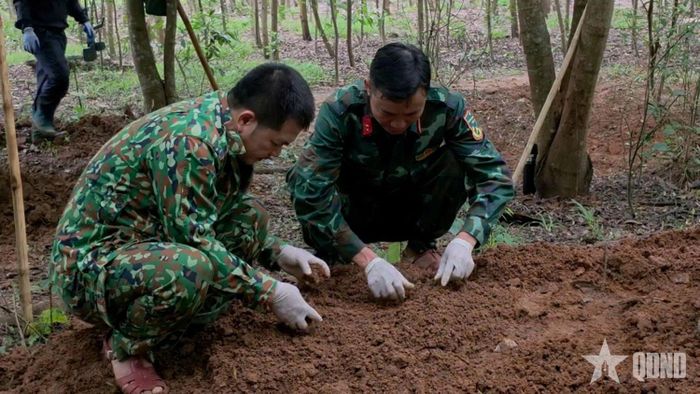 Đội tìm kiếm, quy tập hài cốt liệt sĩ số 1, Phòng Chính trị, Bộ CHQS tỉnh Quảng Trị tìm thấy thêm 1 hài cốt liệt sĩ tại bản Bãi Dinh, xã Dân Hóa. 