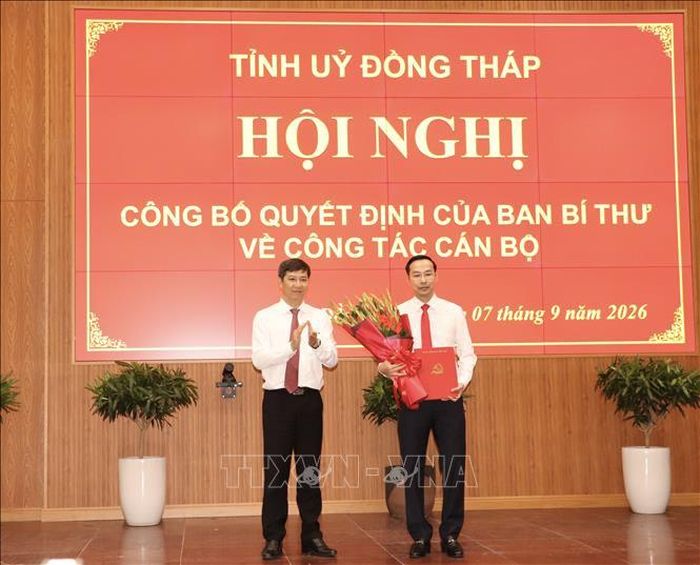 Đồng chí Nguyễn Thành Tâm, Ủy viên Trung ương Đảng, Phó trưởng Ban Tổ chức Trung ương, trao Quyết định của Ban Bí thư chỉ định đồng chí Nguyễn Thanh Nhàn làm Phó bí thư Tỉnh ủy Đồng Tháp.