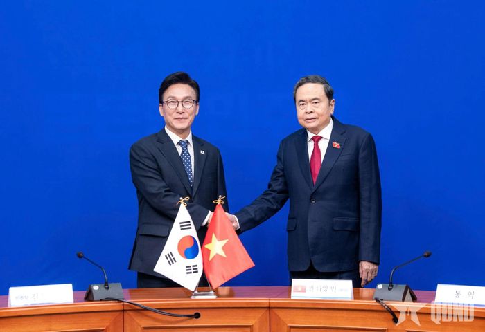 Chủ tịch Quốc hội Trần Thanh Mẫn tiếp Chủ tịch Đảng Dân chủ Đồng hành Kim Min Seok. Ảnh: LÂM HIỂN