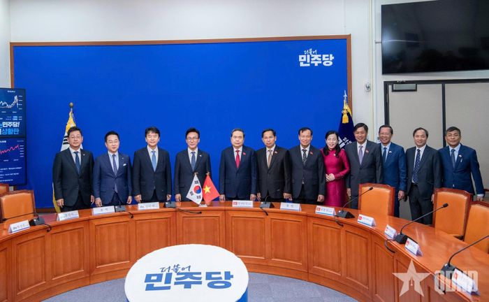 Chủ tịch Quốc hội Trần Thanh Mẫn và Chủ tịch Đảng Dân chủ Đồng hành Kim Min Seok cùng các đại biểu. Ảnh: LÂM HIỂN