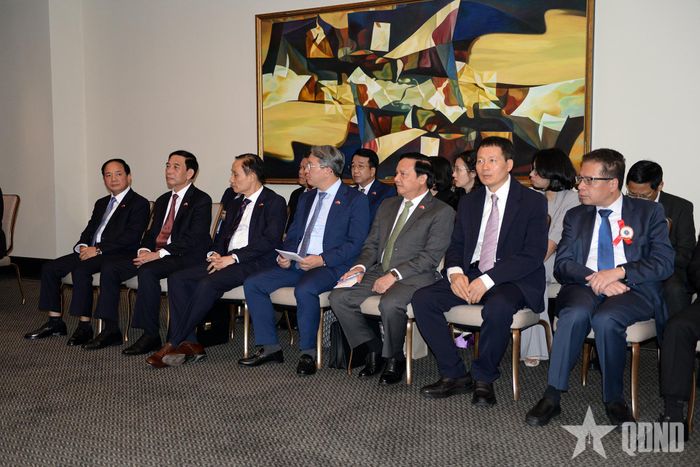  Các đại biểu Việt Nam tại buổi tiếp.