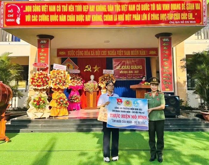 Công an phường Điện Bàn Bắc thực hiện mô hình “Em nuôi của Đoàn – Mẹ đỡ đầu” nhân dịp khai giảng năm học mới.