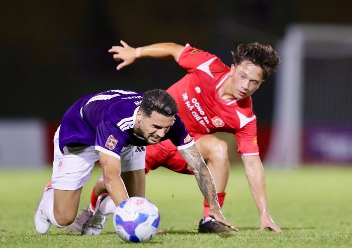 Hà Nội FC (trái) thảm bại trước chủ nhà Công an TPHCM.