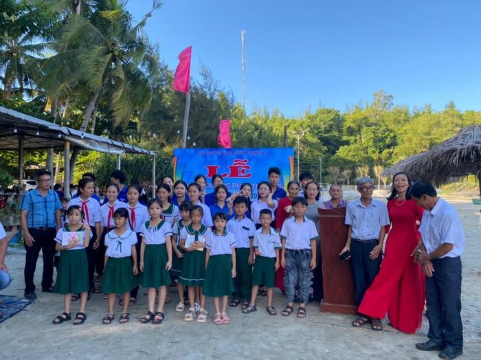 Bà con thôn Thuận An trong Lễ Tuyên dương phát học bổng cho học sinh giỏi năm học 2023-2024.