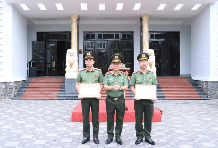 Thừa ủy quyền của Bộ trưởng Bộ Công an, Thiếu tướng Nguyễn Hữu Hợp đã trao danh hiệu và Bằng khen cho hai đồng chí lãnh đạo Công an thành phố