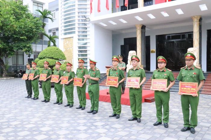 Đại tá Nguyễn Hà Lai - Phó Giám đốc Công an thành phố đã trao thưởng cho các tập thể được biểu dương