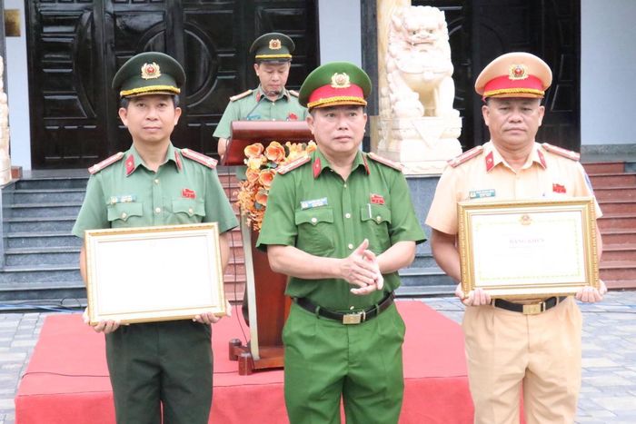 Đại tá Nguyễn Văn Tăng- Phó Giám đốc Công an thành phố đã trao Bằng khen cho tập thể, cá nhân được khen thưởng