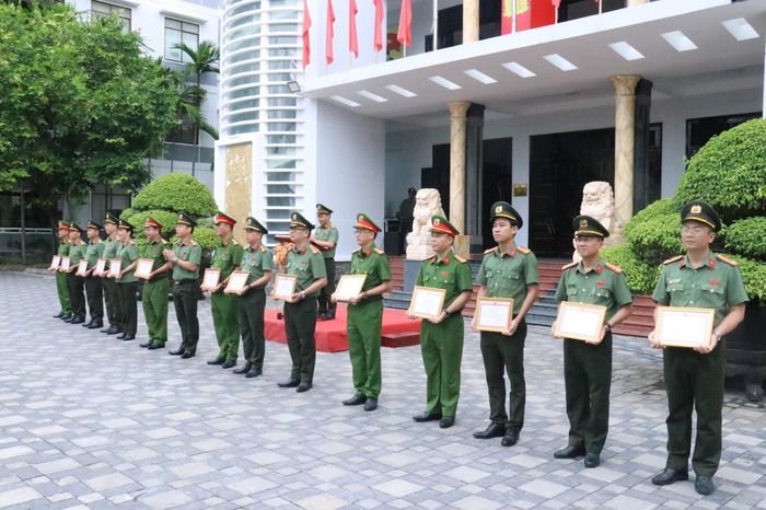 Thượng tá Nguyễn Kim Trung- Phó Giám đốc Công an thành phố trao giấy khen cho các tập thể, cá nhân