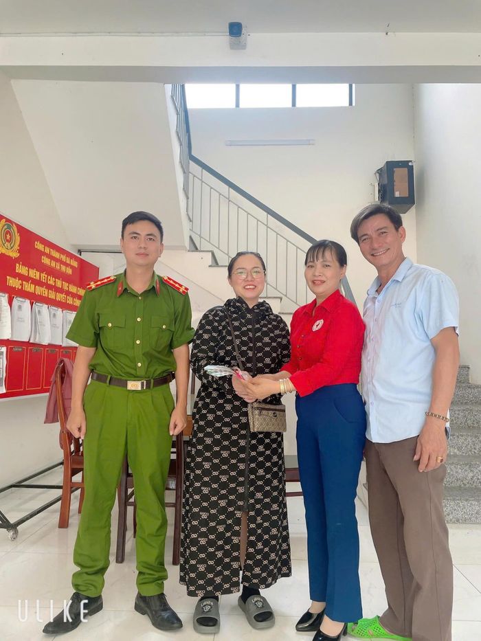 Công an xã Thu Bồn và bà Hạnh trao trả tài sản cho chị Diễm.