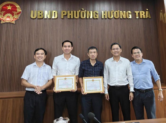 Lãnh đạo phường Hương Trà khen thưởng 2 cá nhân có thành tích xuất sắc.