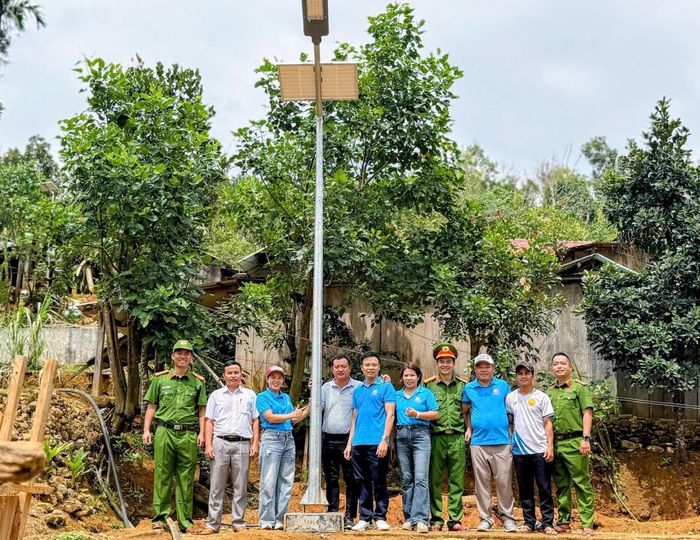 Những bóng đèn năng lượng mặt trời được dựng lên tại Nóc Ông Tiến.