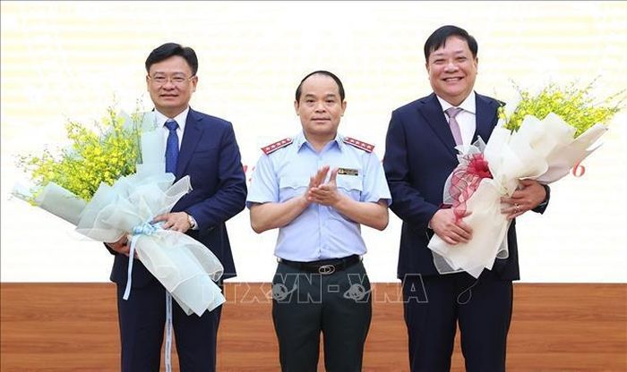 Tổng Thanh tra Chính phủ Nguyễn Quốc Đoàn chúc mừng 2 tân Phó Tổng Thanh tra Chính phủ Phạm Thành Ngại (bên phải) và Nguyễn Thanh Tuấn (bên trái).