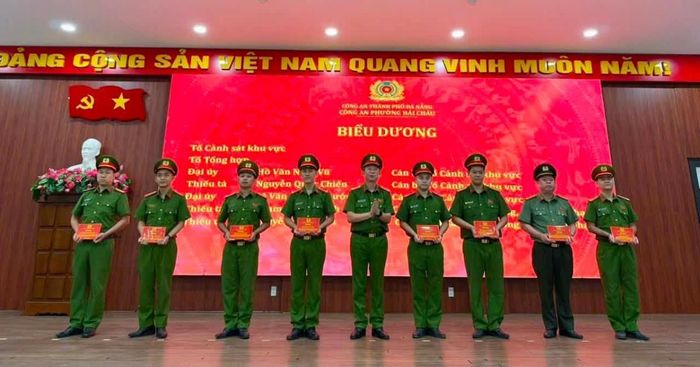 Trao biểu dương của Trưởng Công an phường Hải Châu cho 2 tập thể và 6 cá nhân có thành tích tiêu biểu trong công tác phòng, chống tội phạm và xây dựng lực lượng
