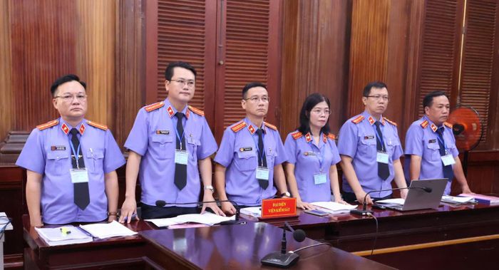  Các kiểm sát viên thực hành quyền công tố và kiểm sát xét xử 227 bị cáo trong Chuyên án VN10 (Ảnh: SONG MAI) 
