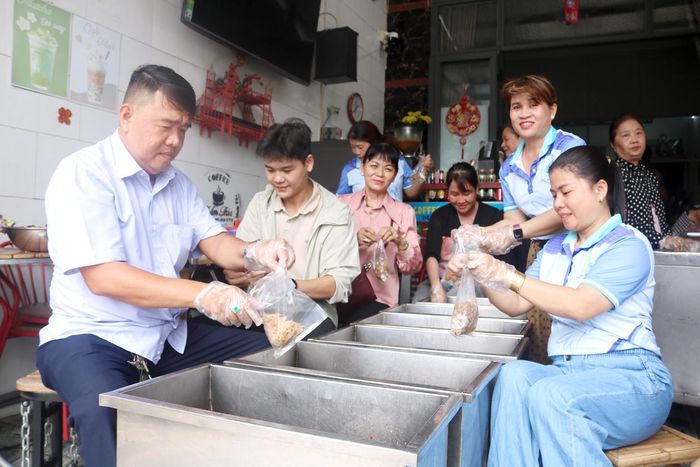 Tình nguyện viên chuẩn bị cơm để phát miễn phí đến người có hoàn cảnh khó khăn (Ảnh: Mẫn Nhi)