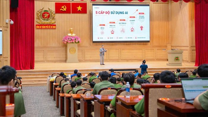 Cán bộ đoàn thể Công an TPHCM tập huấn ứng dụng trí tuệ nhân tạo. Ảnh: CA TPHCM
