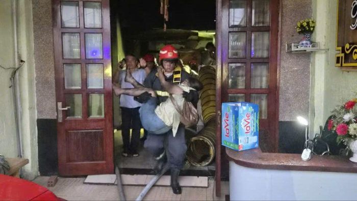 Các nạn nhân được đưa ra ngoài. Ảnh: HT