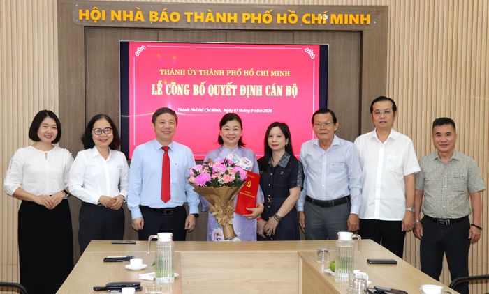  Đồng chí Dương Anh Đức cùng các đồng chí Ban Tổ Chức Thành ủy, Hội Nhà báo TPHCM chúc mừng đồng chí Lý Việt Trung. Ảnh: THÁI PHƯƠNG 