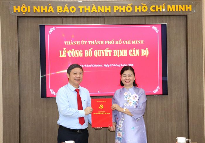  Trưởng Ban Tuyên giáo Thành ủy TPHCM Dương Anh Đức trao quyết định đến đồng chí Lý Việt Trung. Ảnh: THÁI PHƯƠNG 