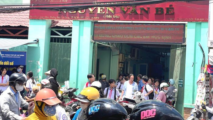  Phụ huynh chờ đón con tại phân hiệu Trường THCS Nguyễn Văn Bé (phường Bình Lợi Trung, TPHCM) vào trưa 7-9 