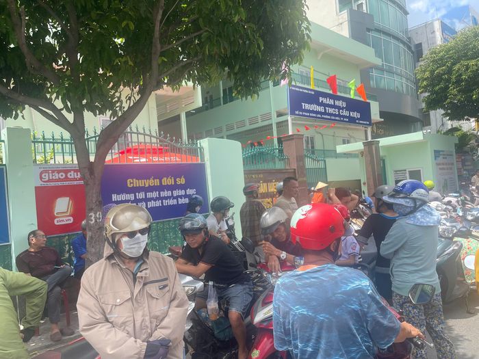  Phân hiệu Trường THCS Cầu Kiệu (đường Phan Đăng Lưu) cũng có nhiều phụ huynh chờ đón con 