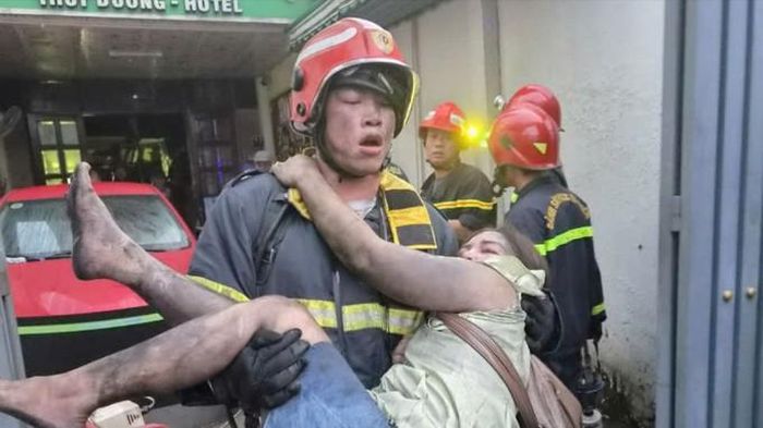 Cảnh sát tiếp cận bên trong, giải cứu những nạn nhân mắc kẹt. Ảnh: HT.