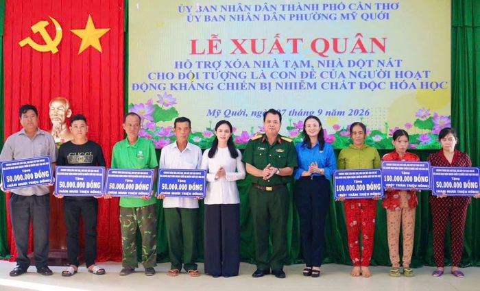 Lễ xuất quân hỗ trợ xóa nhà tạm, nhà dột nát cho đối tượng là con đẻ của người hoạt động kháng chiến bị nhiễm chất độc hóa học tại phường Mỹ Quới, TP Cần Thơ
