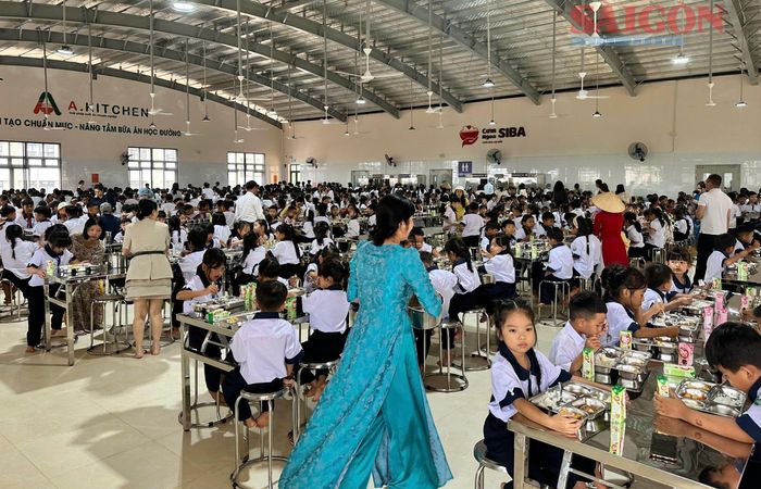  Các giáo viên trong trường cùng phối hợp hỗ trợ các em học sinh dùng bữa cơm trưa tại trường 