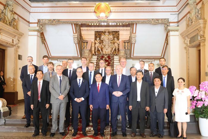 Lãnh đạo TPHCM chụp ảnh lưu niệm với Đoàn đại biểu bang Sachsen, CHLB Đức. Ảnh: THỤY VŨ