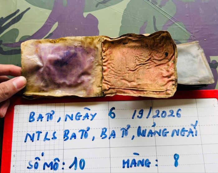  Chiếc ví da được phát hiện tại Nghĩa trang Liệt sĩ Ba Tơ vào ngày 6-9. Ảnh: BỘ CHỈ HUY QUÂN SỰ TỈNH QUẢNG NGÃI 