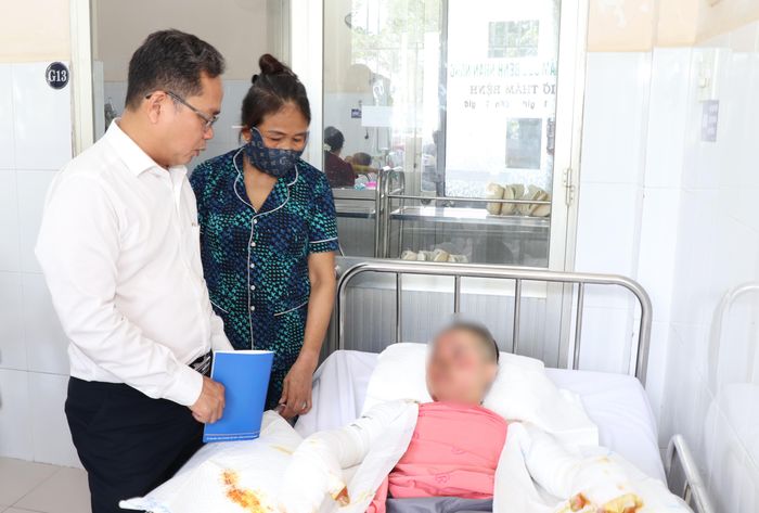 Đồng chí Phạm Minh Tuấn, Phó Chủ tịch Ủy ban MTTQ Việt Nam TPHCM thăm hỏi, động viện em U. Ảnh: MH