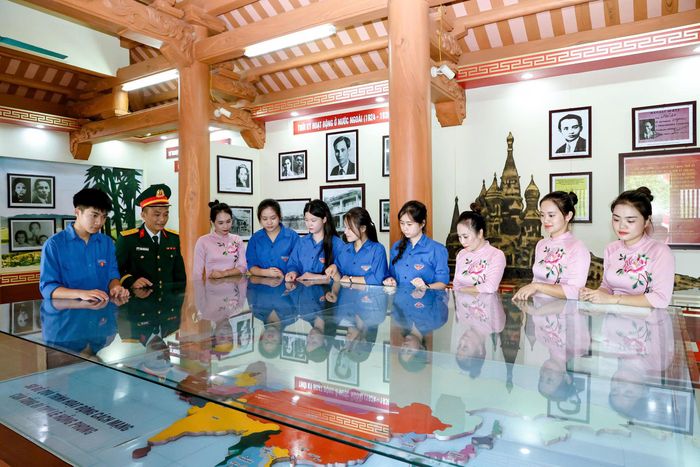  Các bạn trẻ tham quan Nhà trưng bày giới thiệu về những hoạt động của Tổng Bí thư Lê Hồng Phong 