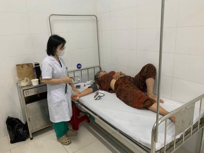 Cán bộ Trung tâm Y tế An Khê (tỉnh Gia Lai) thăm khám cho bệnh nhân nhập viện sau khi ăn bánh mì trên địa bàn phường An Khê. Ảnh: VÂN ANH