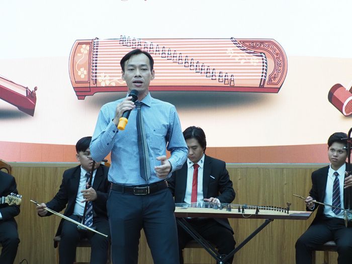  Thầy Hà Minh Sơn – Tổ trưởng Tổ chuyên môn Toán, Trường THPT Bùi Thị Xuân, đồng thời là Chủ nhiệm Câu lạc bộ Đờn ca tài tử vừa ra mắt, hát bài tân cổ "Sầu vương ý nhạc" của cố soạn giả Viễn Châu 