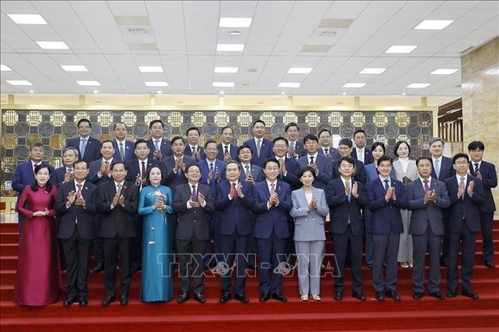 Chủ tịch Quốc hội Trần Thanh Mẫn, Chủ tịch Quốc hội Hàn Quốc Cho Jeong Sik và các đại biểu chụp ảnh chung. Ảnh: TTXVN