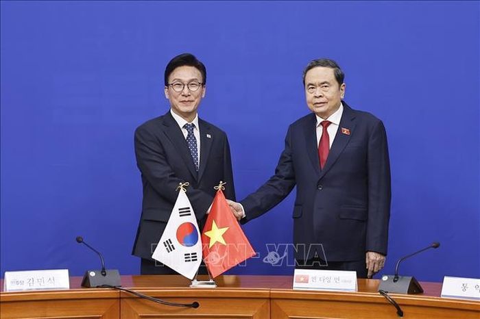 Chủ tịch Quốc hội Trần Thanh Mẫn (phải) và Chủ tịch Đảng Dân chủ Đồng hành Kim Min Seok tại buổi tiếp. Ảnh: TTXVN