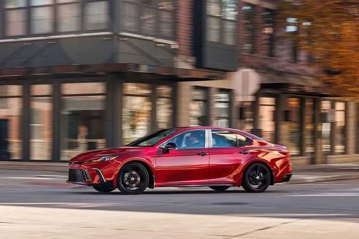 Sang đời 2027, Camry tiếp tục giữ nguyên cấu hình hybrid và không có thay đổi lớn về mặt cơ khí. Giá bán được điều chỉnh tăng nhẹ 100 USD, với bản LE tiêu chuẩn có giá từ 29.700 USD.