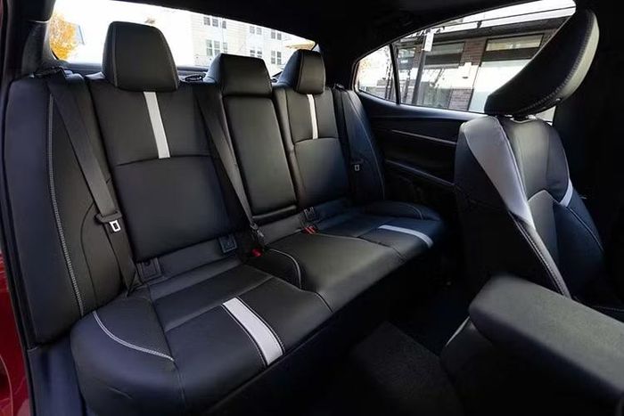 Ở chiều ngược lại, Camry XSE AWD là phiên bản tiêu thụ nhiên liệu nhiều nhất với các mức tương ứng 43/43/43 mpg. Về giá bán, Camry vẫn thấp hơn đáng kể so với Honda Accord Hybrid đời 2026, vốn có giá khởi điểm 33.795 USD.