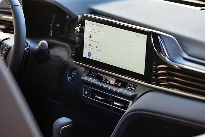 Khả năng tiết kiệm nhiên liệu tiếp tục là một trong những điểm mạnh của Camry. Phiên bản LE dẫn động cầu trước đạt mức tiêu thụ theo tiêu chuẩn EPA lần lượt 52 mpg trong đô thị, 49 mpg trên đường cao tốc và 51 mpg kết hợp.