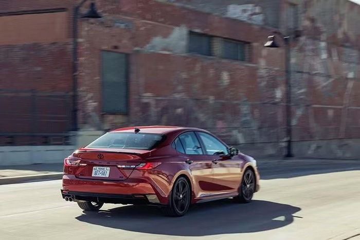 Thế hệ Camry hiện tại ra mắt từ đời 2025, đánh dấu lần đầu tiên Toyota trang bị hệ truyền động điện hóa cho toàn bộ các phiên bản. Việc loại bỏ động cơ xăng thuần túy không làm ảnh hưởng đáng kể đến sức hút của mẫu sedan khi Camry vẫn duy trì doanh số cao hơn nhiều đối thủ trong phân khúc.