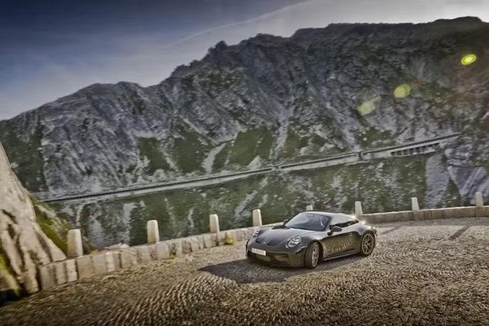 Thông báo của Porsche không nêu giá bán cho 100 khách hàng may mắn ở châu Âu, nhưng những chi tiết đặc biệt chắc chắn sẽ làm tăng thêm đáng kể giá niêm yết 211.200 euro của phiên bản Touring tiêu chuẩn.