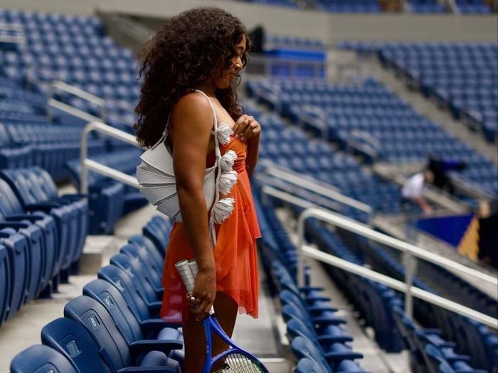 Tay vợt Naomi Osaka. (Ảnh: Sebastian Arriagada)